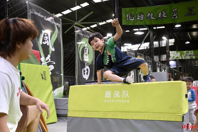 都十年：不是危险炫技而是教会人自救j9平台世运项目在成都｜跑酷进入成(图7)