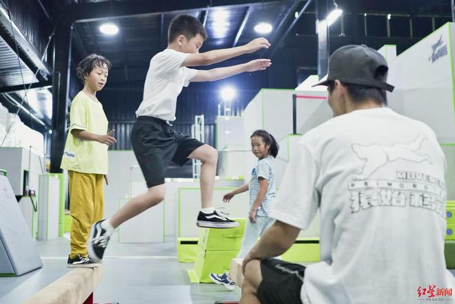 都十年：不是危险炫技而是教会人自救j9平台世运项目在成都｜跑酷进入成(图5)